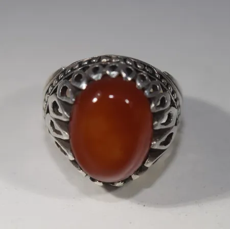 Ring med vinröd sten 19,5 mm, bredd 20,69 mm, silver 925/1000 Vikt: 10,7 g