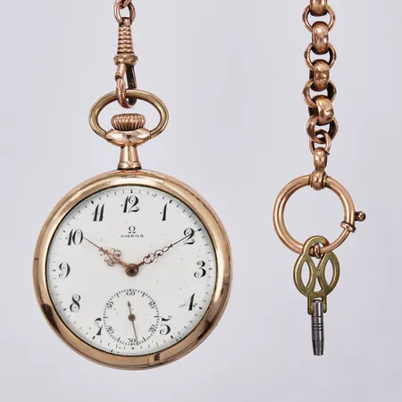 Fickur Omega, manuell, lite sekundvisare, Ø ca 49mm, graverad bakboett, med klocklänk och nyckel, metall