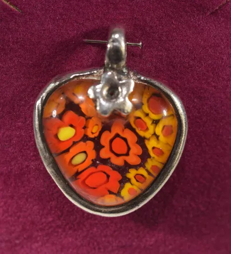 1 handgjord hänge /glas, 3,5 x 2,8 cm ,silver Vikt: 11,2 g