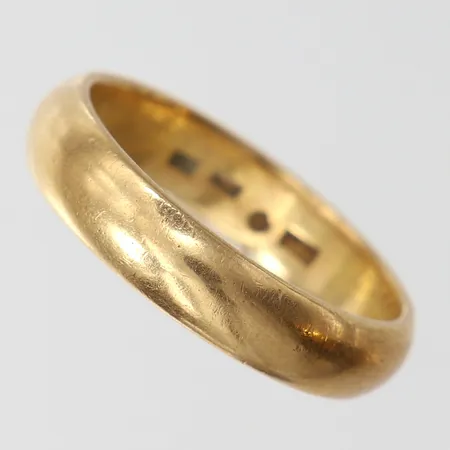 Ring, stl 21, bredd ca 5mm, repig, gravyr, 18K Vikt: 8,8 g