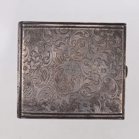 Cigarettetui, mönstrat, 8x7,5cm, förgylld insida, lätta bucklor, 835/1000 silver Vikt: 68,2 g