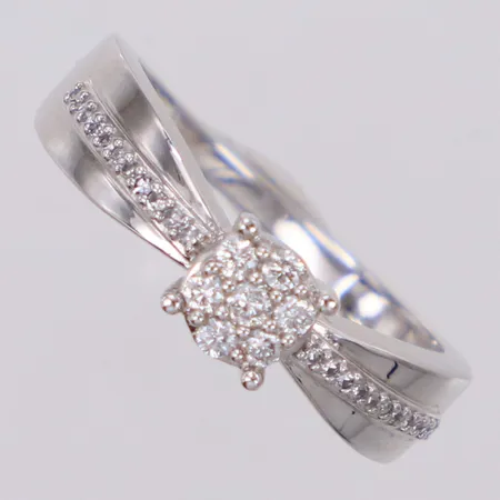 Ring med olikslipade diamanter ca 0,20ctv, stl 16, bredd 4,8mm, GHA, vitguld 18K Vikt: 2,8 g