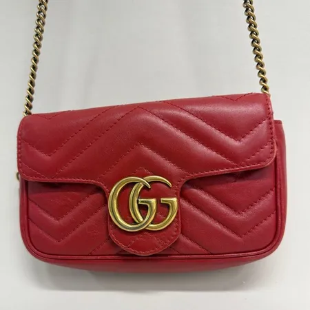 Handväska Gucci, GG Marmont, supermini Apollo flap, rött quiltat skinn, 16,x9x4cm, kedja och nyckelhållare i gulmetall, modell 476433, ser 496334, slitage på monogram, bruksskick, ej dustbag, originalkartong. Vikt: 0 g