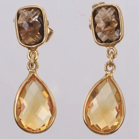 Ett par örhängen med checkerslipade topaser, längd 26mm, 18K  Vikt: 3,7 g