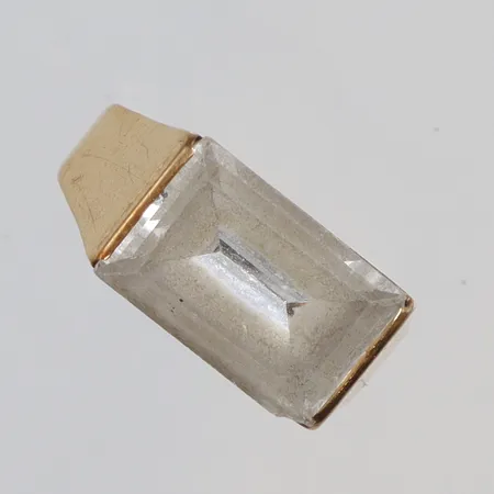 Ring med vit sten, stl 15¼, bredd 2-8mm, bucklig, sliten, 18K Bruttovikt: 3,3g Vikt: 3,3 g