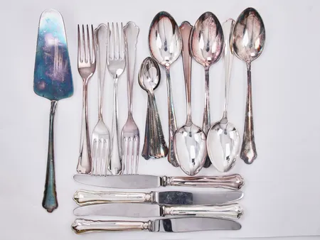 Tårtspade längd ca 23,9cm, 4 gafflar längd ca 18cm, 5 skedar längd ca 18,2cm,  6 kaffeskedar längd ca 12cm, silver vikt: 510,7gram, 4 knivar med rostfria blad/fyllda skaft, längd ca 20,2cm, bruttovikt: 286gram, modell Chippendale, GAB 1990/2000-tal                                                                                                                                                                                                                                                                                                    Vikt: 796,5 g