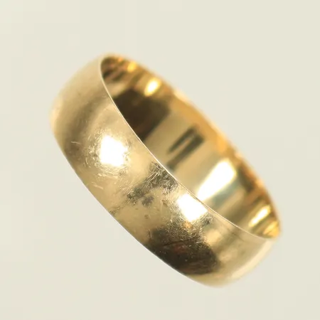 Ring slät, stl 18¾, bredd 5,5mm, gravyr, 14K Vikt: 2,8 g