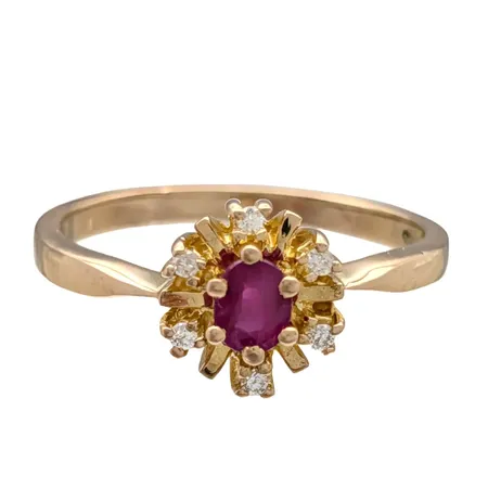 Carmoséring, 18K guld, Rubin 3,3 x 4,3 mm, Diamanter 6 x 0,006ct - graverad 0,036ct på skenans insida, Smycka, Ø18¼ mm, bredd 2-9 mm, fint skick, stenar utan anmärkning Vikt: 3,7 g