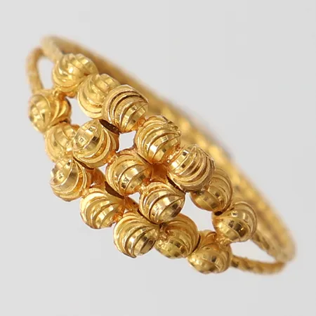 Ring med dekor av kulor, stl 16¾, bredd ca 1,5-7mm, 21K Vikt: 1,7 g