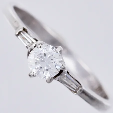 Ring med vita stenar, stl: 17¾, bredd: ca 1-5mm, 925/1000, silver Vikt: 1,6 g