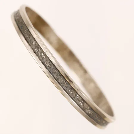 Armring med dekor av blomstergirlang, Ø65mm, bredd 7mm, tillverkad av Flavia AB, Skellefteå 1952, silver Vikt: 24,6 g