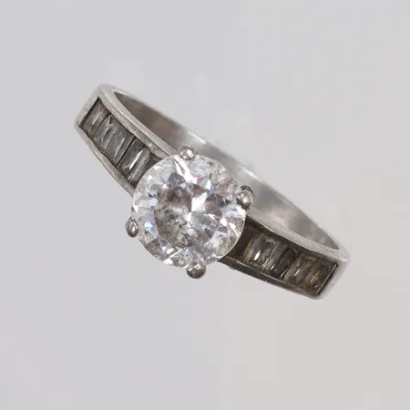 Ring med vita stenar, stl 19, bredd 3-8mm, slitage, silver 925/1000 Vikt: 3,8 g