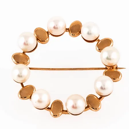 Brosch i 18K guld med åtta saltvattenodlade vita pärlor á Ø 5,5 mm. Det är Ø 32 mm och väger 5,6g. 18K, kattfot.