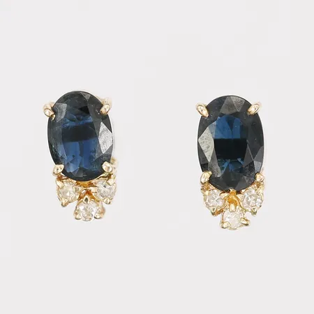 Örhängen med ovala mörkblå safirer samt diamanter 6 x ca 0,005ct, höjd 8mm, bredd 5mm, 14K guld Vikt: 1,1 g