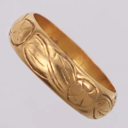 Ring stl 16½, bredd 5,3mm, mönsterdekor, 20K Vikt: 4,9 g