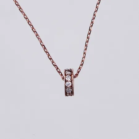 Kedja längd ca 41-43cm, bredd ca 1 mm, hänge med vita stenar Ø 6mm, förgyllt 925/1000 silver Vikt: 1,5 g