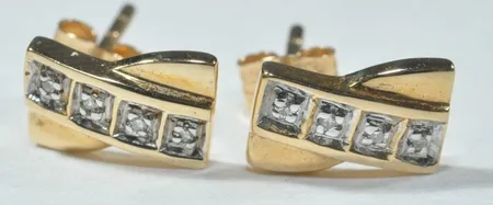 Par örhängen med 8briljanter 18k Vikt: 1,8 g