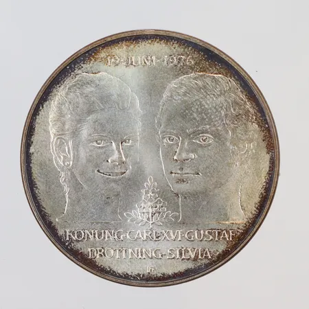 Jubileumsmynt, Kungabröllopet -19 juni 1976 - Konung Carl XVI Gustav och Drottning Silvia, Ø36mm, nominellt värde 50kr, oxiderad, silver 925/1000 Vikt: 26,8 g