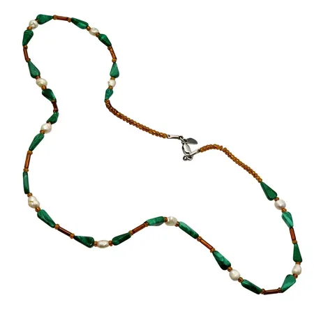 Halsband med lås i silver 925/1000, bl.a. sötvattenspärlor, Malakit, längd 51 cm, bredd ca. 5 mm, stämplad med Stockholms stadsstämpel och C11 (2001) Vikt: 7,9 g