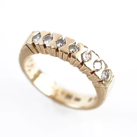 Ring m diamanter, stl 17½(55), bredd 4mm, 18k, gravyr, repor på skenan Vikt: 7,8 g