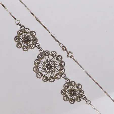 Collier med blommor i filigran, längd 42cm, bredd 29,7mm, 925/1000 silver Vikt: 14,6 g