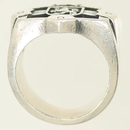 Klackring med Lejon, stl 17¾, bredd 7-17mm, repig, silver 925/1000 Vikt: 14,8 g