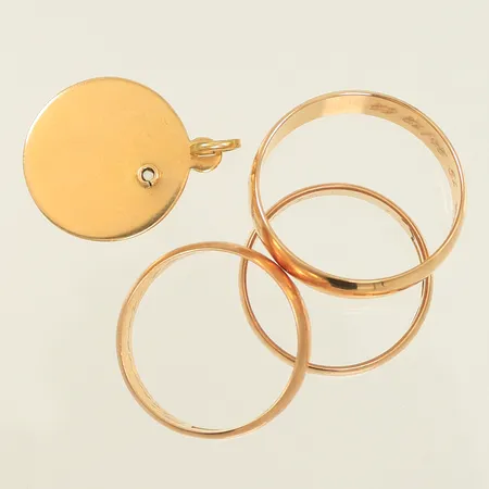 Diverse guld, tre släta ringar, ett hänge, gravyr, 18K Vikt: 12,3 g