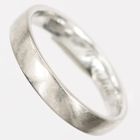 Ring, slät, gravyr, stl: 19¼, bredd 4mm, tillverkad av Schalin, 18K vitguld Vikt: 5,2 g