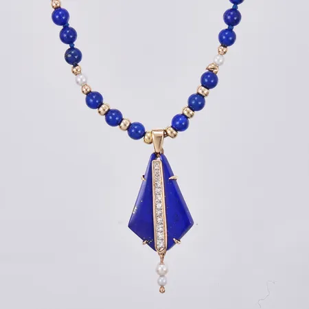 Pärlcollier 3-radigt, med odlade saltvattenpärlor Ø ca 5,5mm, längd ca 42cm, lås med blå stenarsamt odlad pärla, vitguld 18K, trasigt, behöver lagas Vikt: 43,9 g