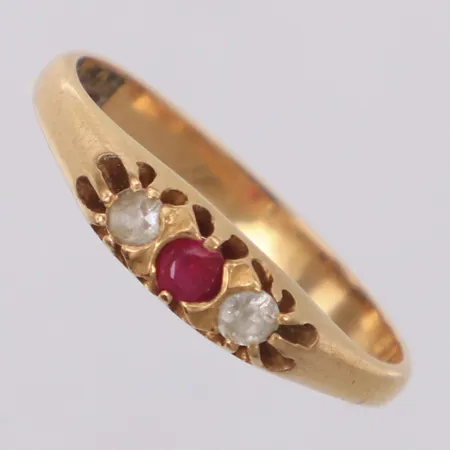 Ring stl 18¼, bredd 2,4-4,3mm, röd sten, vita stenar, nagg, 18K Vikt: 2,9 g