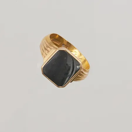 Klackring, hematit, Ø19½, bredd: 6,3-14,9mm, gravyr, skev skena i 23K, fattning i 18K, 11,3g Vikt: 11,3 g