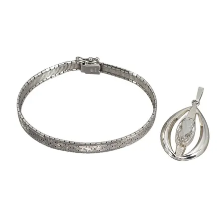 Hänge + Armband, silver 835/1000, hänge längd inkl. ögla 47 mm, bredd 23 mm, vit sten utan anmärkning, tillverkarstämpel A*D, armband längd 19 cm, bredd 8 mm, tillverkarstämpel MEMA Vikt: 21 g