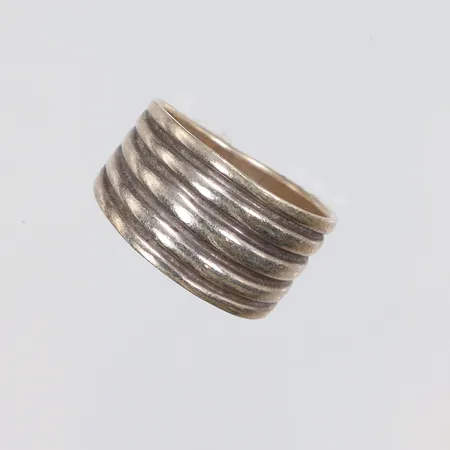 Ring, stl 17¾, bredd 5-11mm, slitage, silver 925/1000 Vikt: 4,9 g