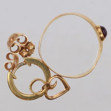 1 Ring, 1 Hänge, 1 Udda Örhänge, 3 snurrebussar, bucklor, 18K Vikt: 3,5 g