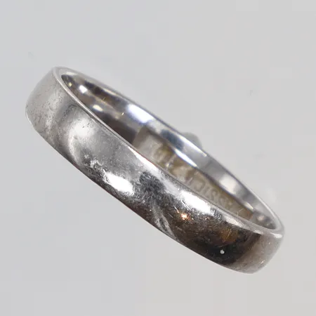 Ring, slät, stl 16¾, bredd 3,5mm, vitguld 18K Vikt: 3,3 g