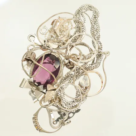 Halscollier, fem ringar, ett udda örhänge, fem hängen, halskedja, allt slitet, defekt, skeva länkdelar, Silver 830-925/1000, 40,1g brutto