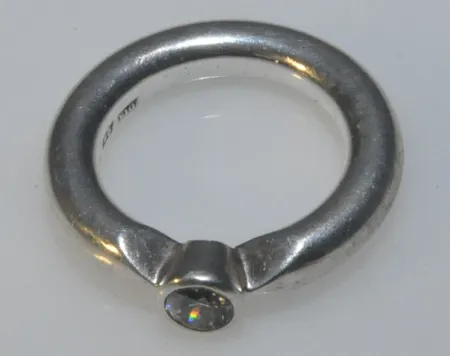 Ring med sten, Ø 14,75mm bredd 3-5mm, silver 925/1000 Vikt: 5,5 g