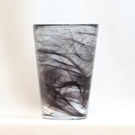 Vas "Mine" Ulrica Hydman-Vallien för Kosta Boda, höjd 19cm  Skickas med postpaket.