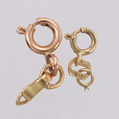 Två lås, defekta, 14K  Vikt: 0,6 g