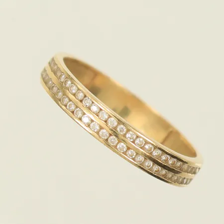 Ring med vita stenar, stl 17, bredd 3mm, ojämn skena, 14K Vikt: 1,5 g