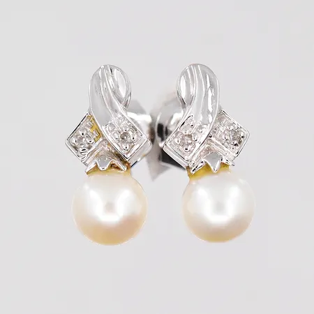 Ett par örhängen, vitguld, 6,5x14mm, GHA, 18K Vikt: 2,3 g