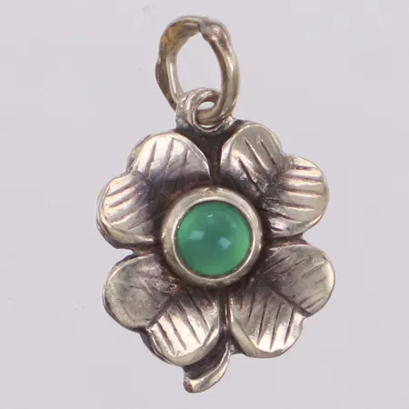 Hänge, fyrklöver med grön sten, längd 18mm, G.Kaplan, Stockholm, 830/1000 silver Vikt: 0,8 g