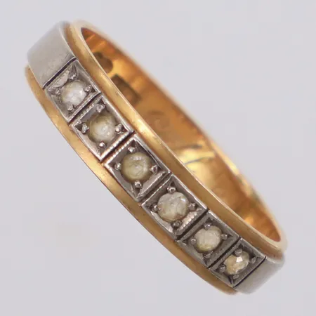 Ring med vita stenar, stl 17¾, gravyr, rödguld/vitguld, 18K Vikt: 4 g