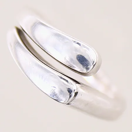 Ring med dekor, stl 16¾, bredd 2,5-9mm, silver 925/1000 Vikt: 6,5 g