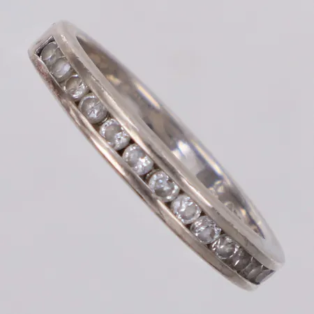 Ring med vita stenar, stl 17¾, repor, 925/1000 silver Vikt: 2,9 g