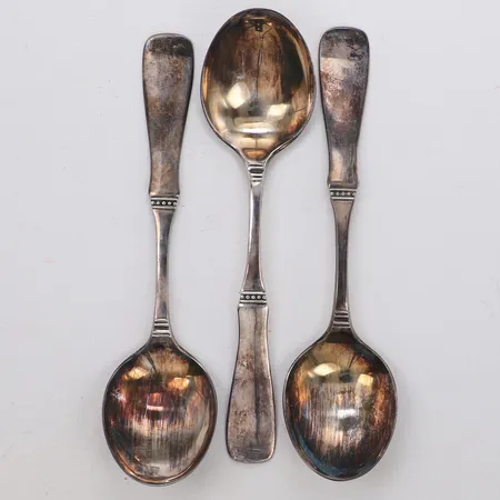 Tre dessertskedar, längd 15,5cm, modell Uppsala, 830/1000 silver Vikt: 98,1 g