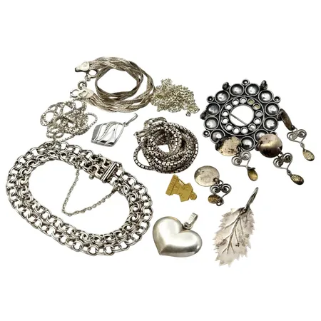Diverse silversmycken 830-925/1000, bruksmärken, defekter förekommer Vikt: 65,7 g