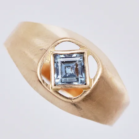 Ring med syntetisk sten, Hedbergs Guld 1967, stl: 16, bredd ca 3-8mm, 18K Vikt: 1,6 g