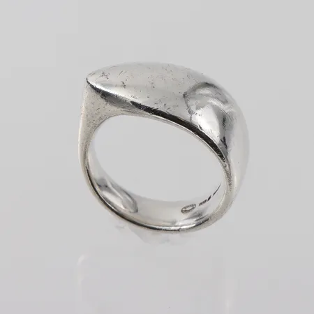 Ring " Zephyr" modell nummer 500, design Regitze Overgaard, Georg Jensen, storlek 19 mm, bredd 4.3-12 mm, silver. Vikt: 16,6 g