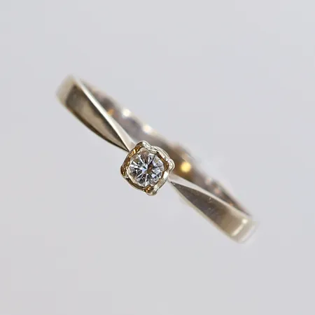 Ring med diamant ca 0,05ct, stl 17¼, bredd ca 1,5-3mm, vitguld, bör rodieras om, 18K Vikt: 1,9 g